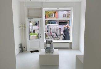 Raum 1 mit Schaufenster