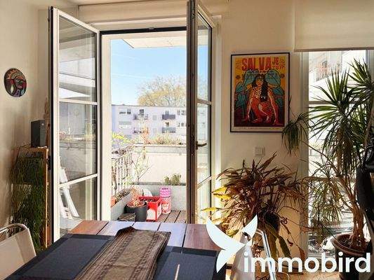 Esszimmer mit Zugang zum Balkon