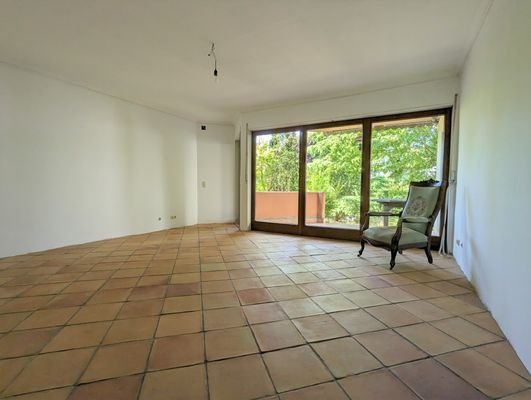 5 EG Wohnzimmer mit Terrassenzugang.jpg