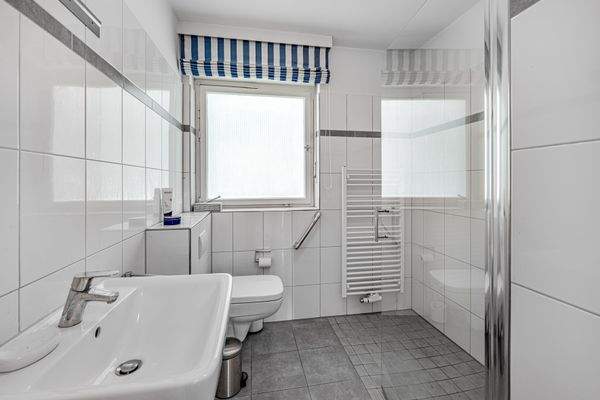 Tageslichtbadezimmer mit bodentiefer Dusche - Erdgeschoss