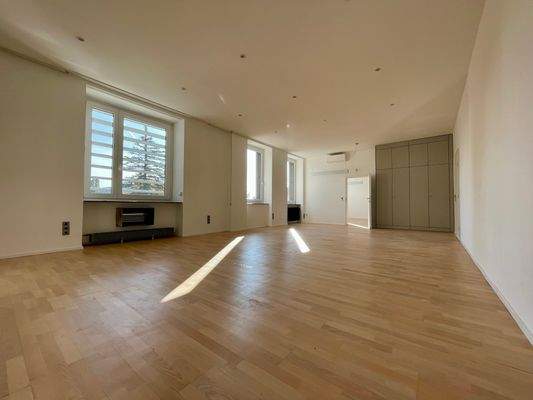 Großes straßenseitiges Bürozimmer