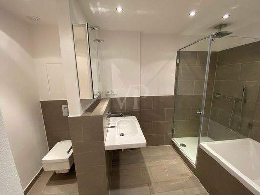 09 Bad mit Dusche und Wanne