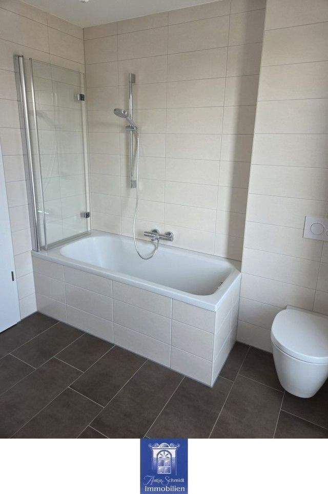 Helle stilvolle Wohnung mit großem Balkon - hochwertig und modern! - Photo 3