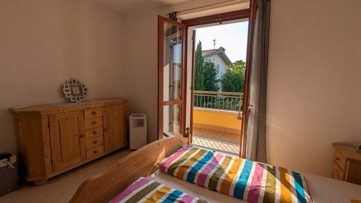 Schlafzimmer OG mit Balkon 2.jpg