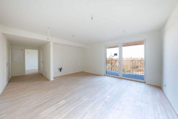 Wohn- und Essbereich mit Zugang zum Balkon