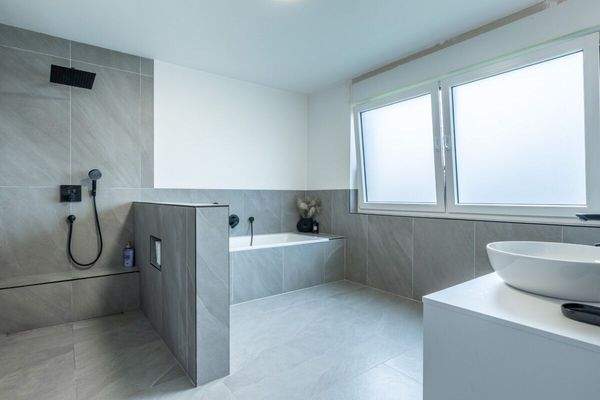 Das sanierte Badezimmer mit Regendusche