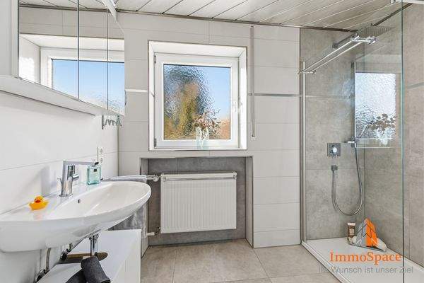 Neuwertiges Badezimmer mit Walk-In-Dusche