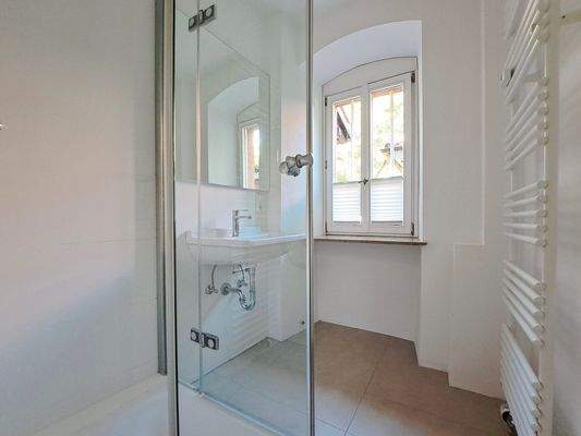 EG modernes Badezimmer