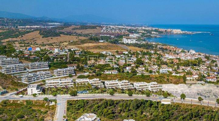 Flats with Large Terraces and Spectacular Views in Estepona