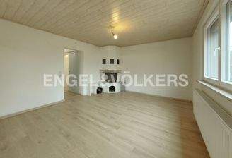 Geräumiges Wohnzimmer