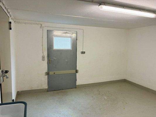 Kellerraum mit Ausgang zum Garten.jpg