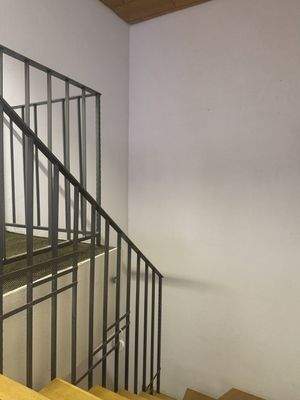 Treppe innerhalb Ladeneinheit