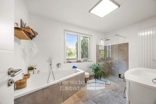 Bad mit Wanne und Dusche im Erdgeschoss