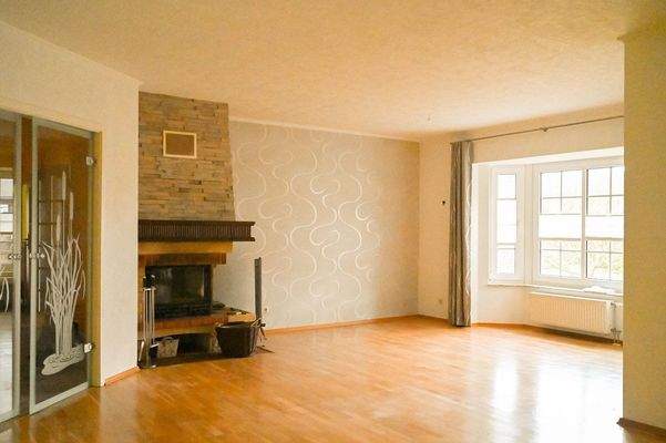 Wohnbereich mit Kamin im Erdgeschoss