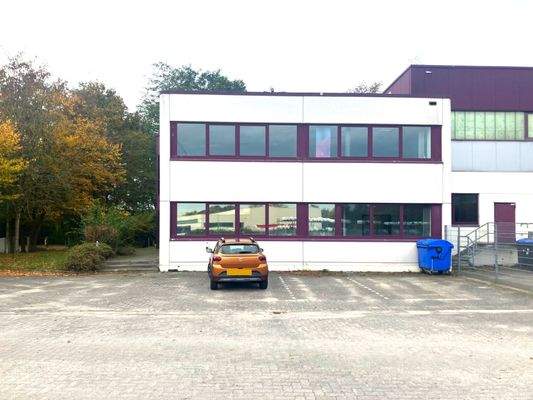 Ost-Ansicht mit Stellplätzen