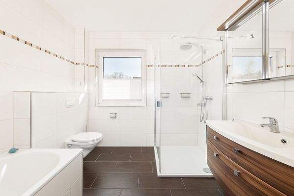 Familienbad mit ebenerdiger Dusche und Badewanne