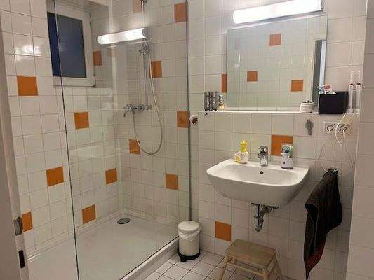 Badezimmer mit Dusche