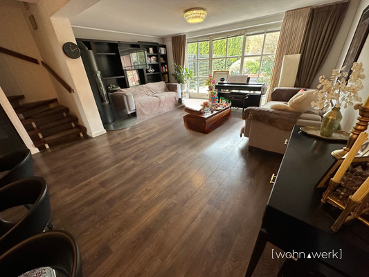 Wohnzimmer mit Zugang zur Terrasse