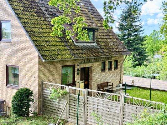 Hausansicht mit rückwärtiger Terrasse