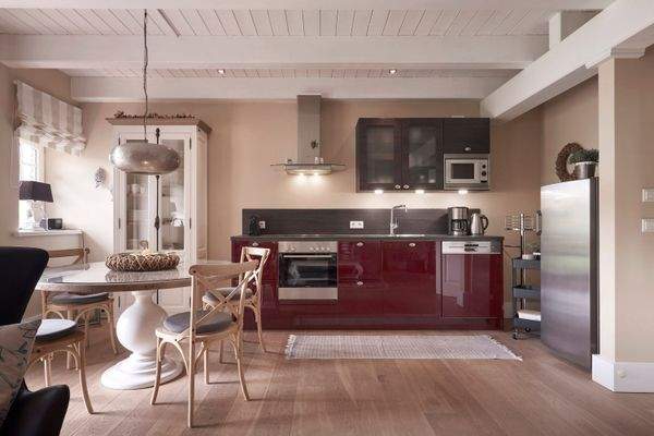 Schicke Küche im Wohnraum integriert