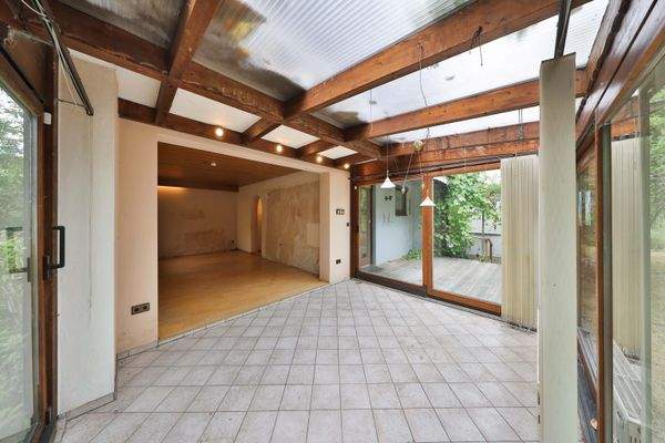 Wintergarten EG mit Blick ins Wohnzimmer