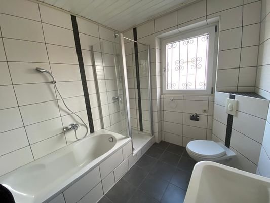 Bad mit Badewann und Dursch