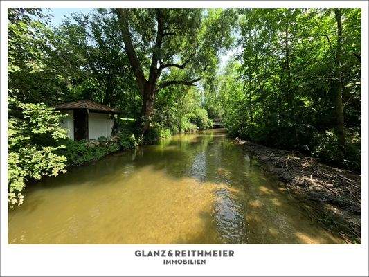 Fluss am Grundstück mit Badehaus 