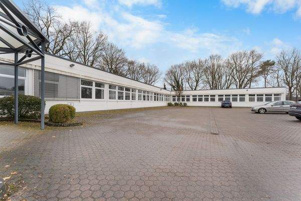 Außenansicht mit Parkplätzen