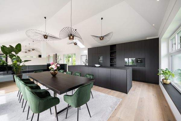 Edle Schreinerküche mit Premium-Einbaugeräten