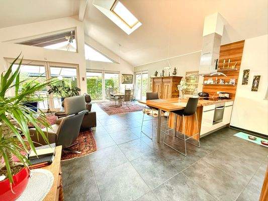 Wohnzimmer mit offener Küche 