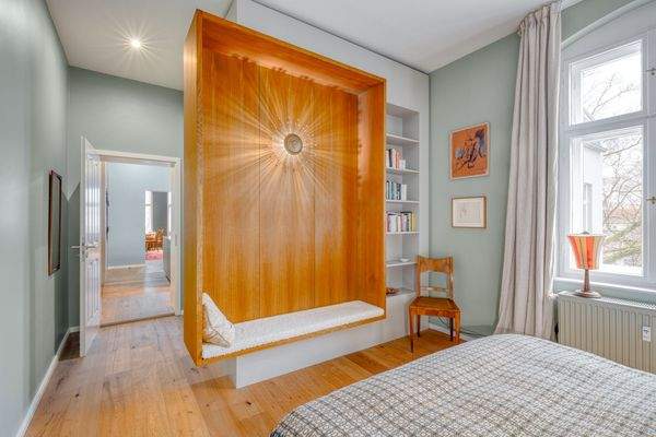 Schlafzimmer mit Tischlerarbeiten