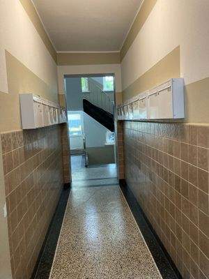 Langer Hausflur mit Briefkästen