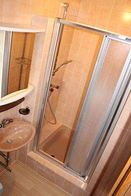 Bad mit Dusche und WC OG 
