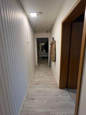 Heller Flur mit Holzboden