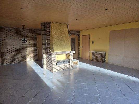 der Kamin im Wohnzimmer