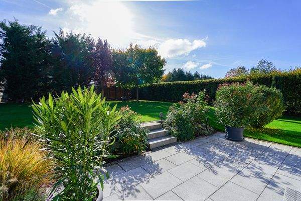 Terrassenblick in Garten