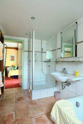 Bad mit Dusche und Wanne