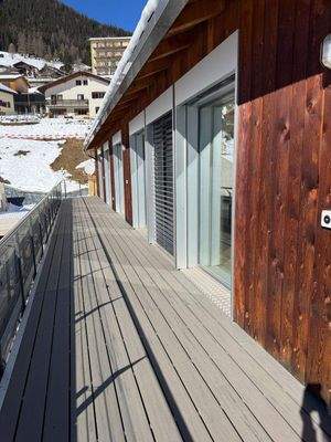 großer Balkon auf zwei Seiten der Wohnung