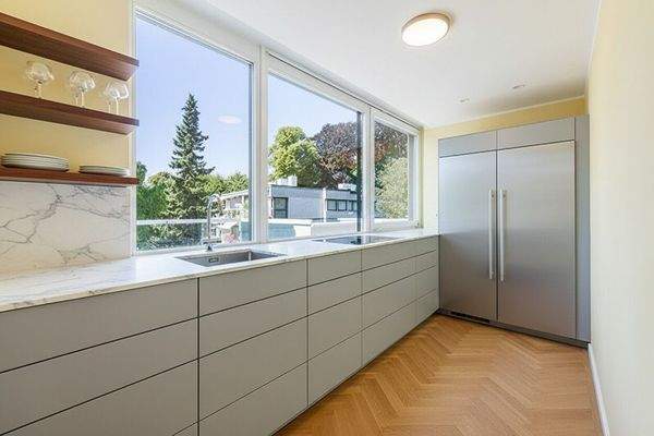 (KI) Pantry-Zeile im Staffelgeschoss (KI)