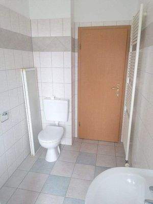 gefliestes Bad mit Wanne