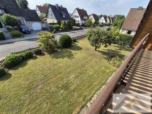Blick in den Garten vom Balkon im DG (Blickrichtung süd-östlich)