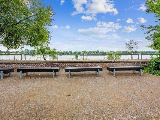 Wohnkomplex direkt am Rhein