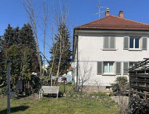 Ansicht Haus mit Garten