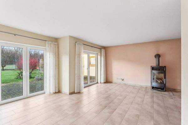 Wohnbereich mit Kamin ausgestattet