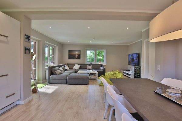 Offene Wohnküche mit Blick in den Wohnbereich