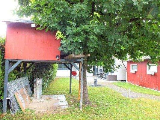 Baumhaus und Lagerschuppen