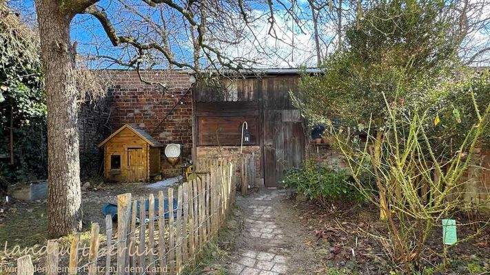 Garten mit Schuppen und Stadtmauer.jpeg