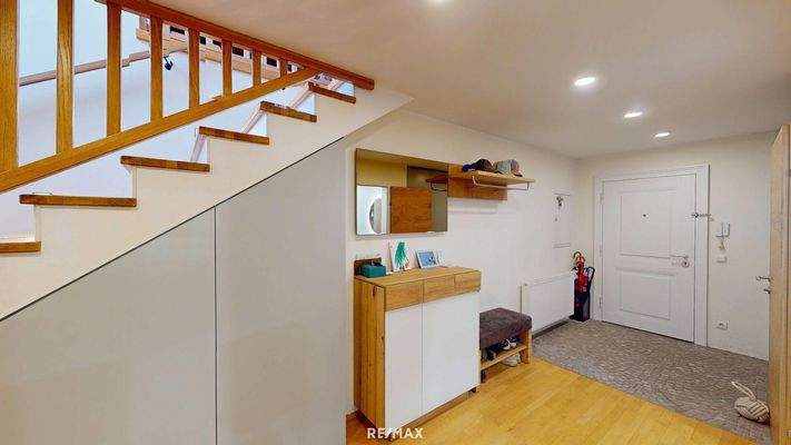 Repräsentatives Vorzimmer mit integriertem Stauraum