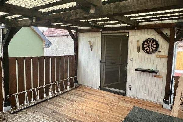 Ausgang zur überdachten Terrasse aus dem Anbauteil (Zimmer)