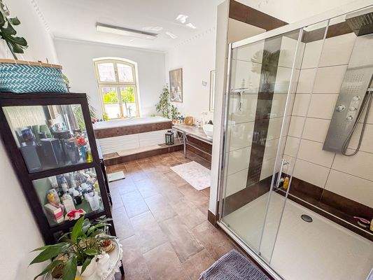 Hauptbadezimmer mit Tageslicht, Dusche und Badewanne